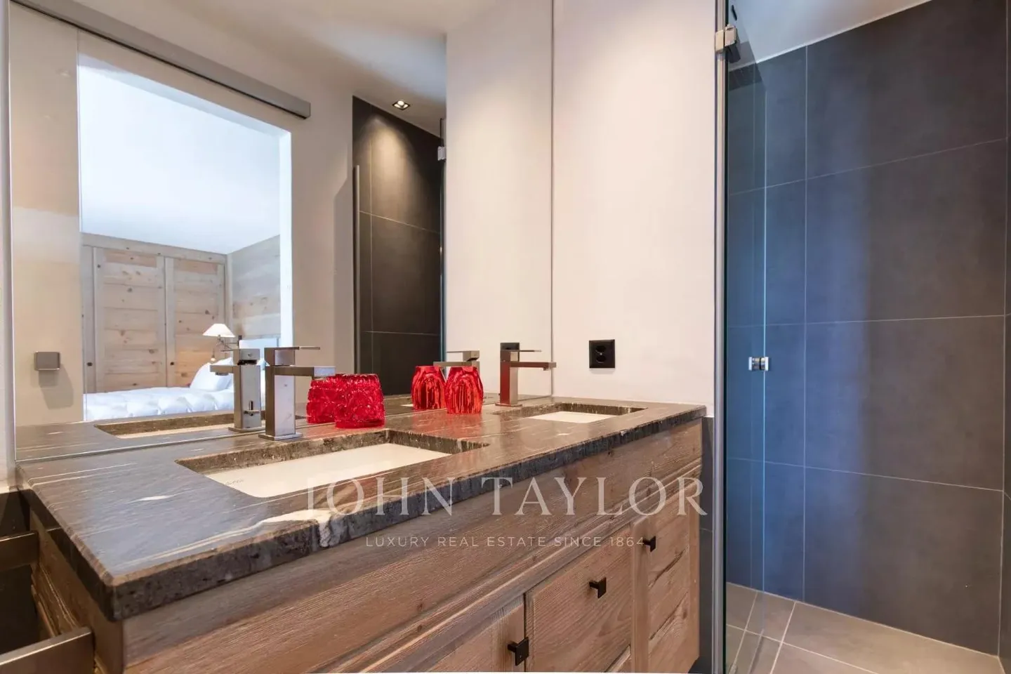 Apartment of Superlatives with Garden and Panoramic View in Plans-Mayens - Photo 8 of 11