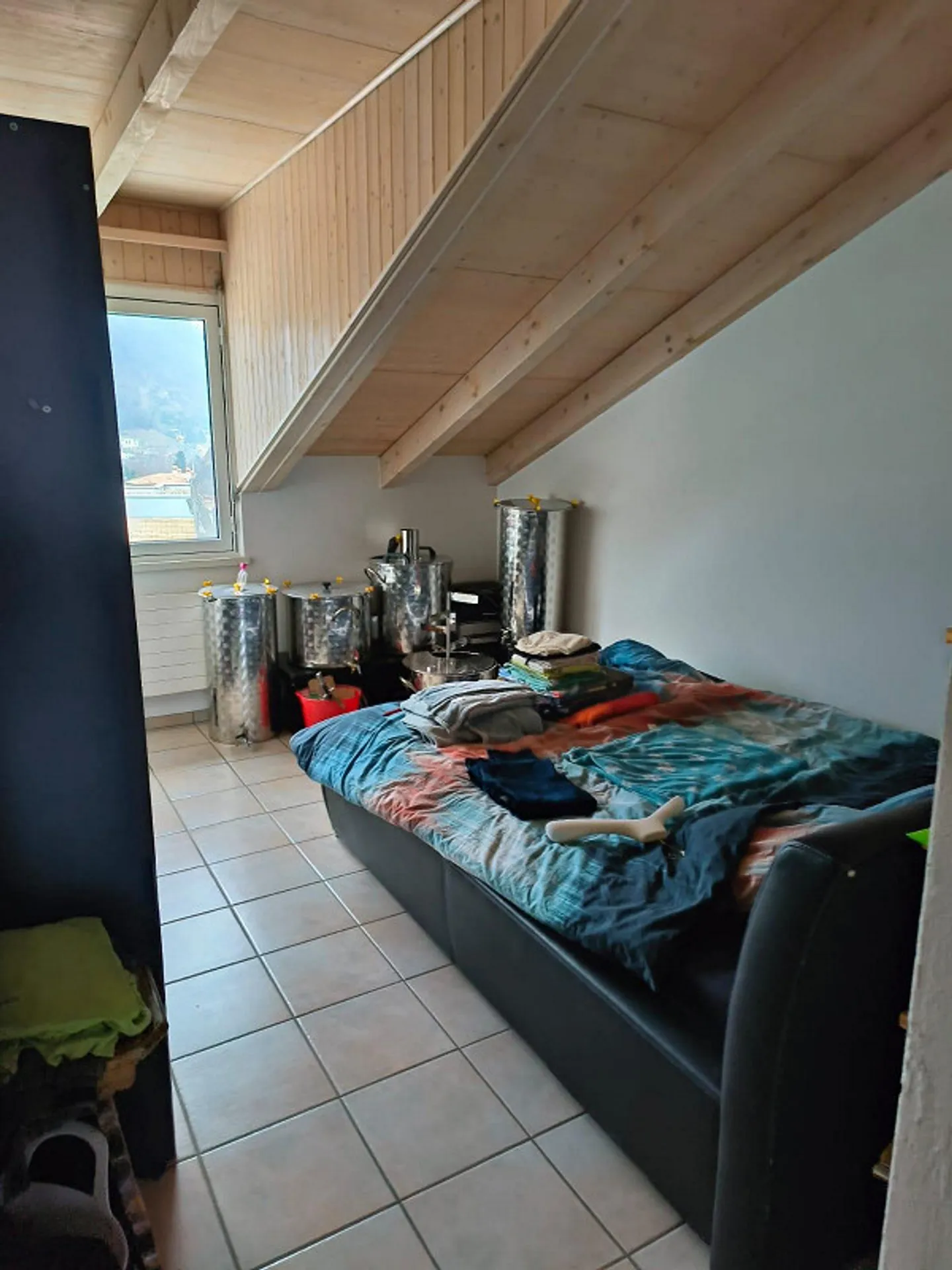 Appartement mansardé lumineux de 3,5 pièces - Photo 2 sur 4