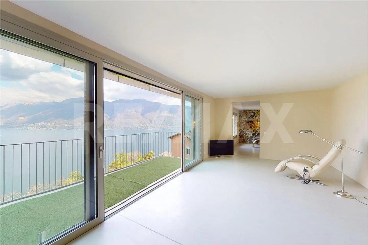 Maison rénovée de 5,5 pièces avec vue sur le lac à 180° - Photo 10 sur 13