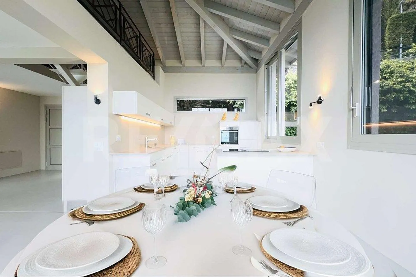 Maison rénovée de 5,5 pièces avec vue sur le lac à 180° - Photo 12 sur 13