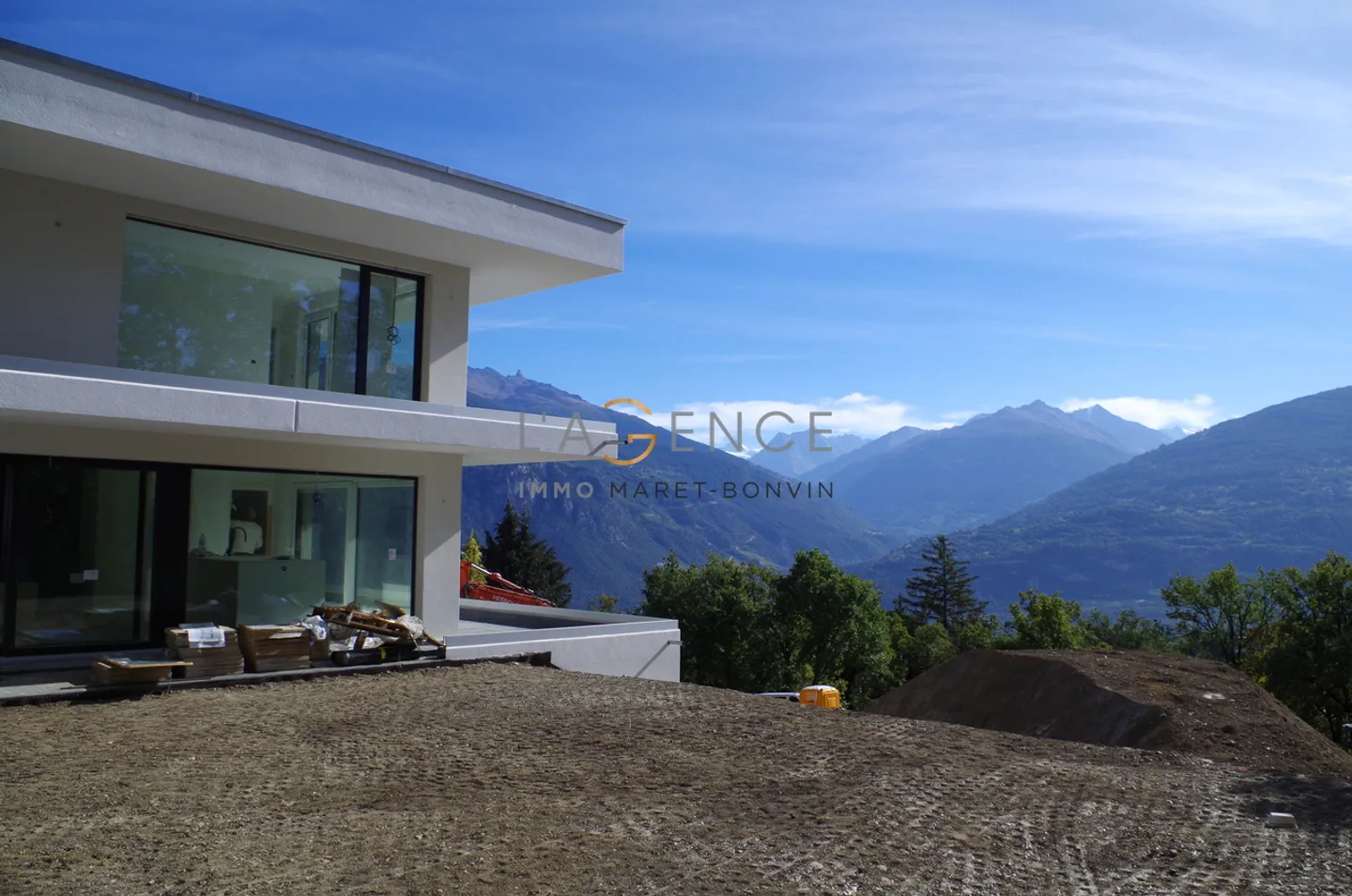 VILLA CONTEMPORAINE DE 274 M2 - Photo 2 sur 8