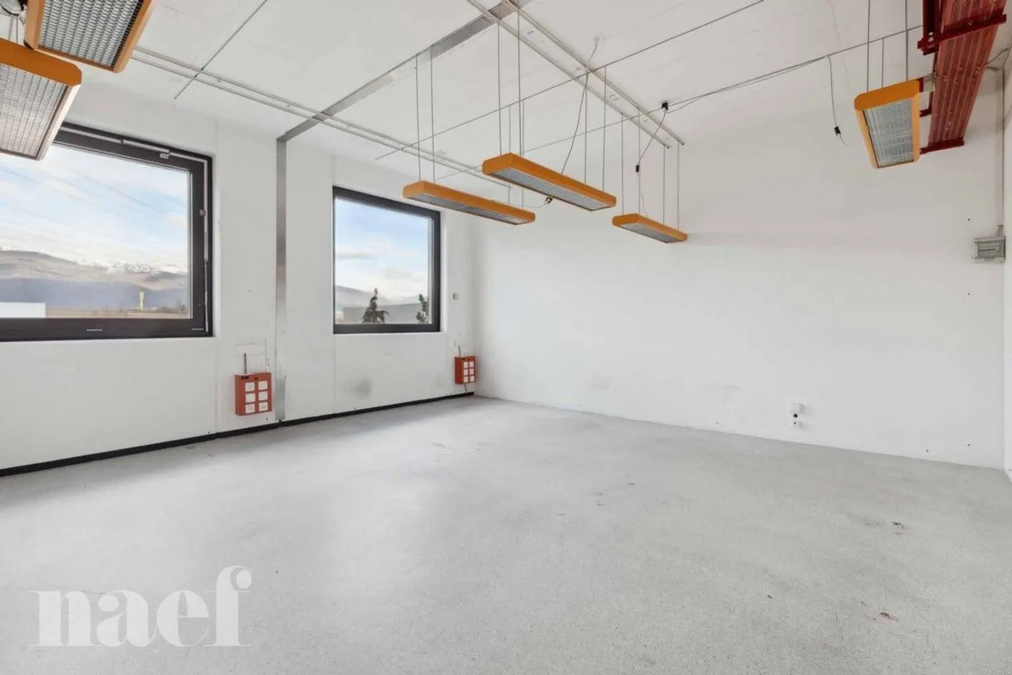 Surface of 430 m² in the ZIMEYSA industrial zone of Meyrin - Photo 6 of 12