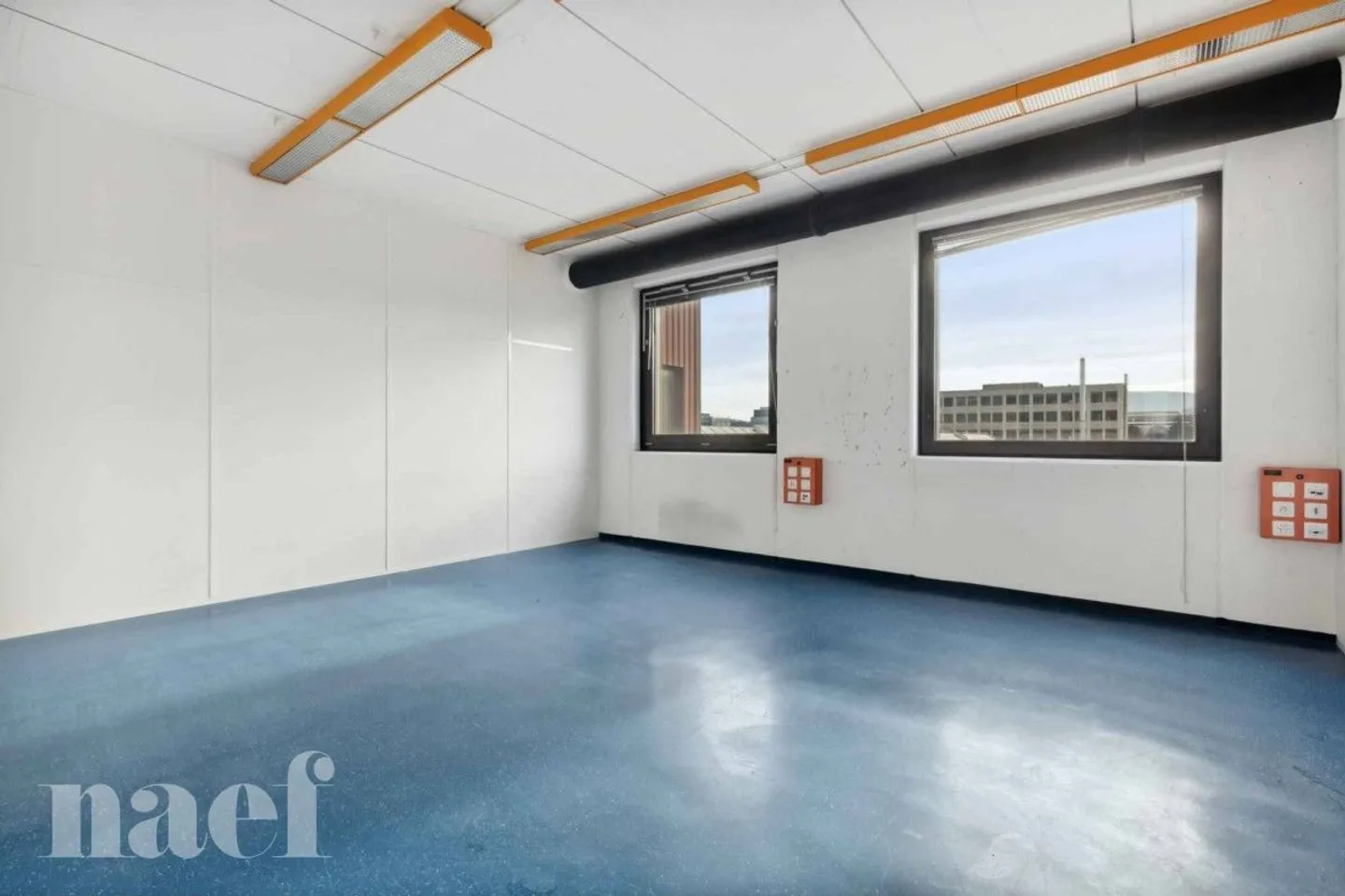 Surface of 430 m² in the ZIMEYSA industrial zone of Meyrin - Photo 10 of 12