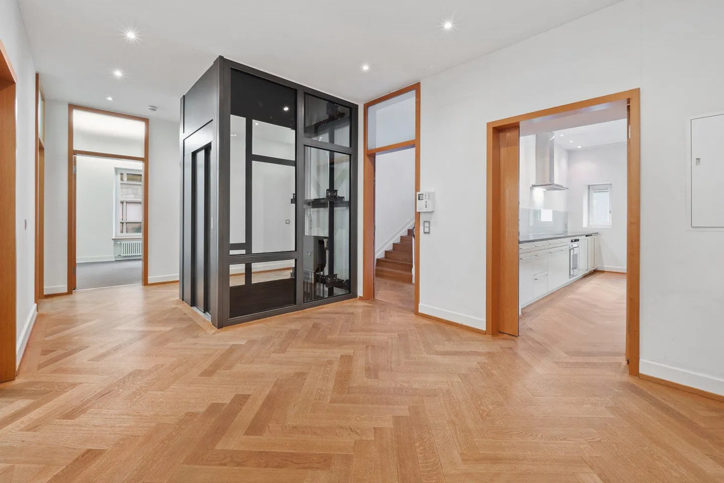 Sede commerciale completamente attrezzata per uso esclusivo direttamente alla stazione di Enge - Foto 3 di 12