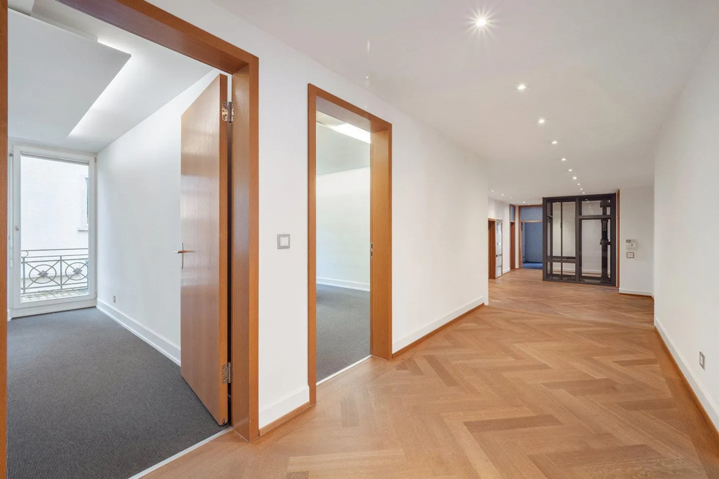 Sede commerciale completamente attrezzata per uso esclusivo direttamente alla stazione di Enge - Foto 4 di 12