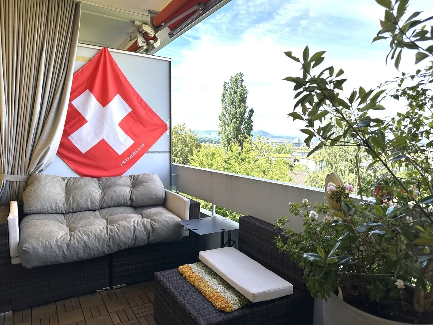 FURNISHED, BRIGHT & MODERN WITH BALCONY - Photo 6 of 6