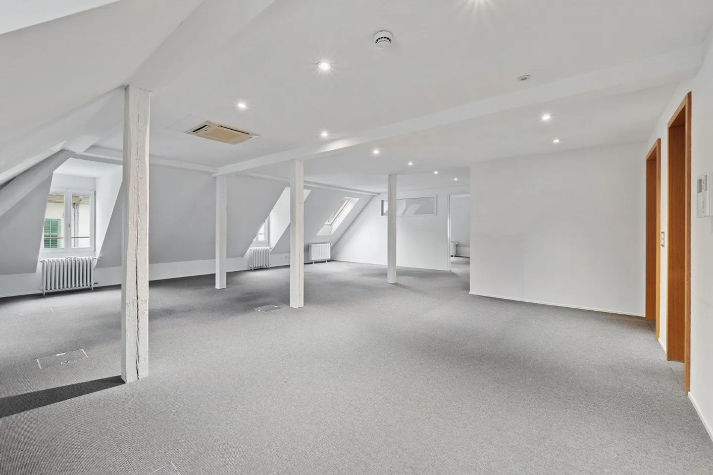 Sede commerciale completamente attrezzata per uso esclusivo direttamente alla stazione di Enge - Foto 7 di 12