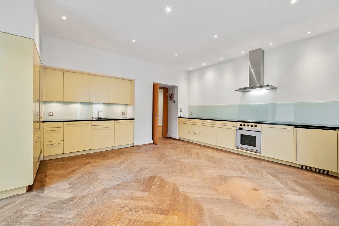 Sede commerciale completamente attrezzata per uso esclusivo direttamente alla stazione di Enge - Foto 8 di 12