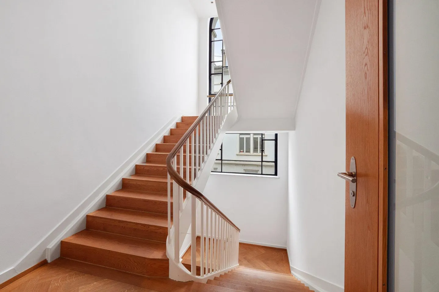 Sede commerciale completamente attrezzata per uso esclusivo direttamente alla stazione di Enge - Foto 9 di 12