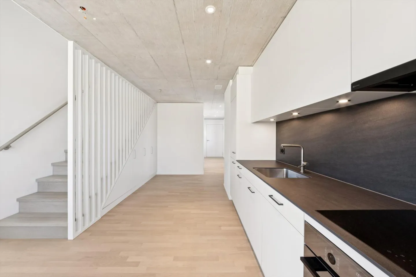 Modern penthouse apartment with character in urban district 6 - Photo 2 of 11