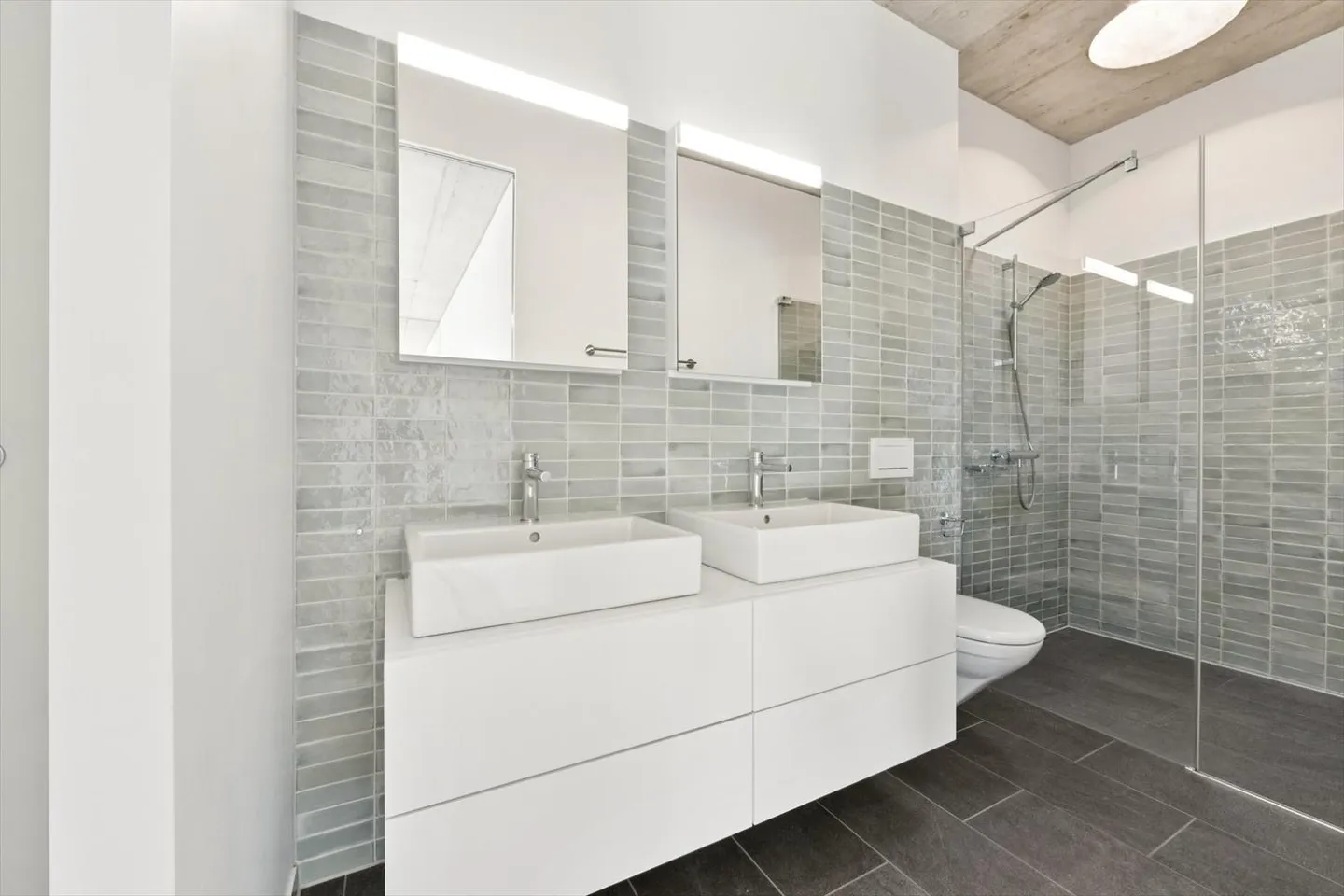 Modern penthouse apartment with character in urban district 6 - Photo 4 of 11