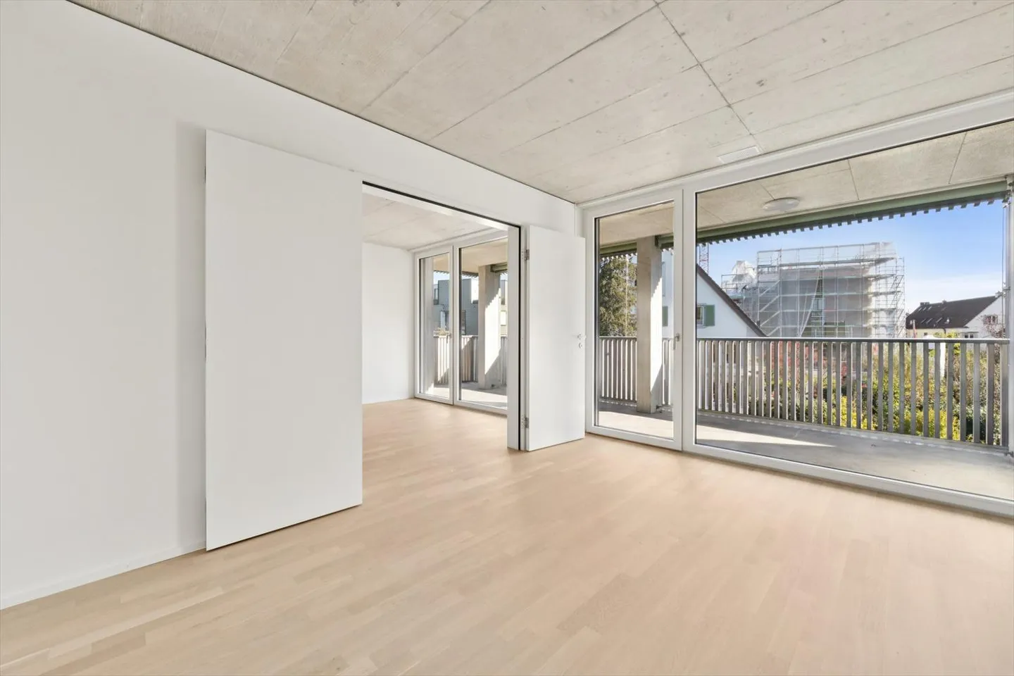 Modern penthouse apartment with character in urban district 6 - Photo 6 of 11