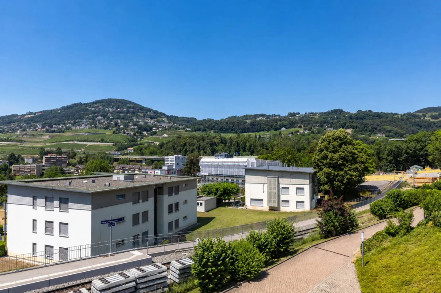 Appartement spacieux de 4,5 pièces dans un environnement calme et verdoyant - Photo 3 sur 11
