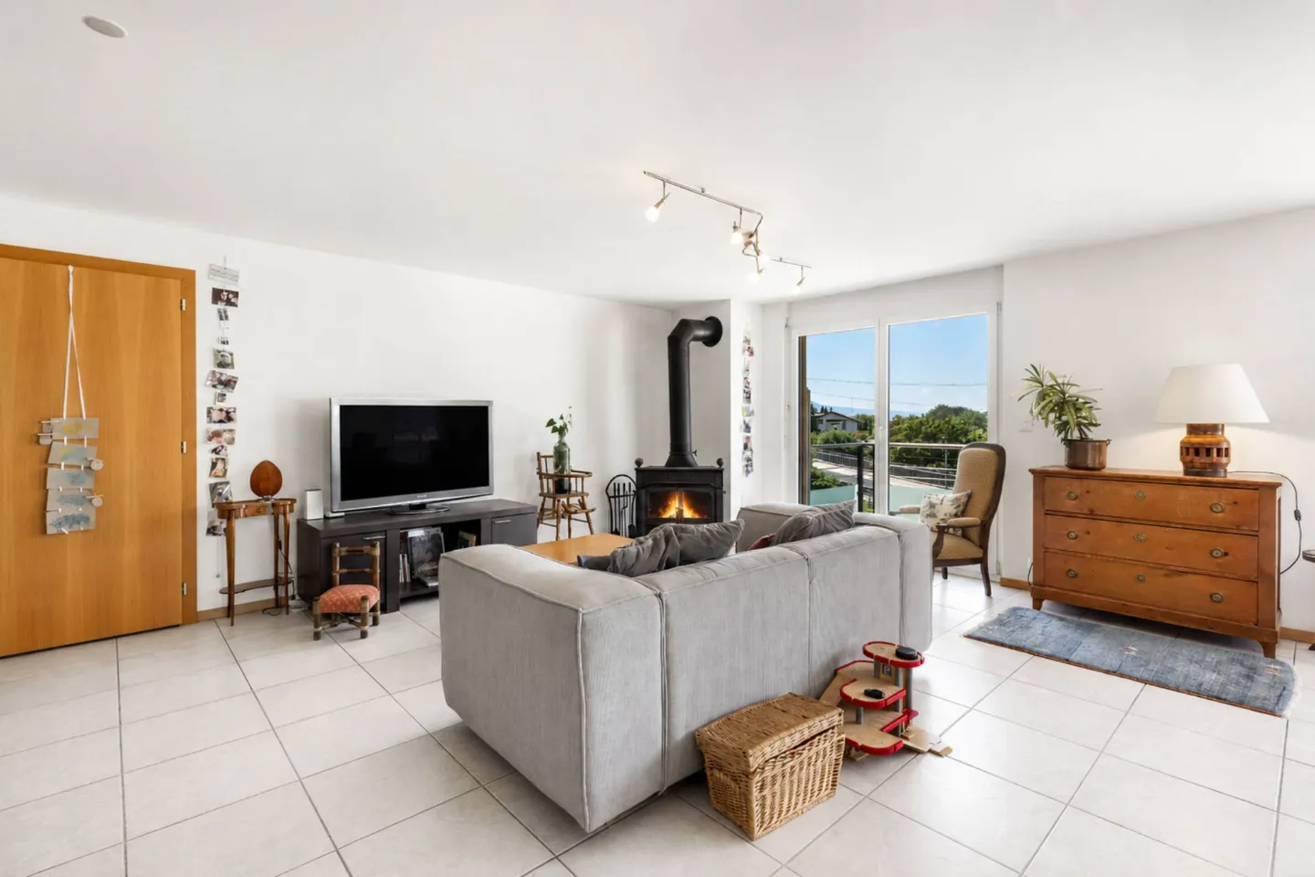 Appartement spacieux de 4,5 pièces dans un environnement calme et verdoyant - Photo 4 sur 11
