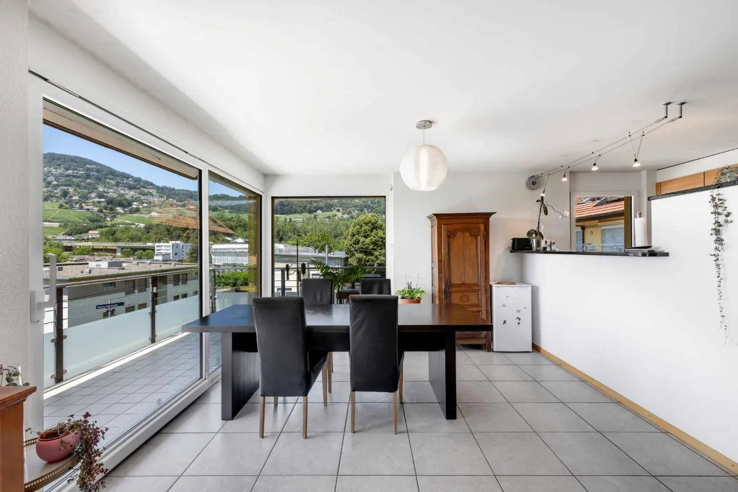 Appartement spacieux de 4,5 pièces dans un environnement calme et verdoyant - Photo 5 sur 11