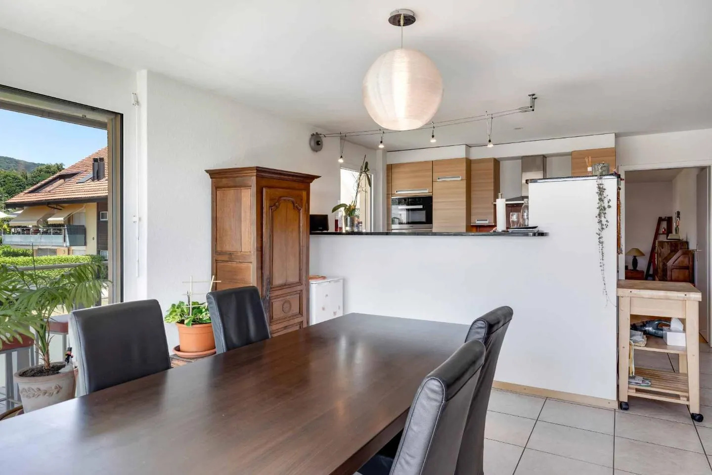 Appartement spacieux de 4,5 pièces dans un environnement calme et verdoyant - Photo 6 sur 11