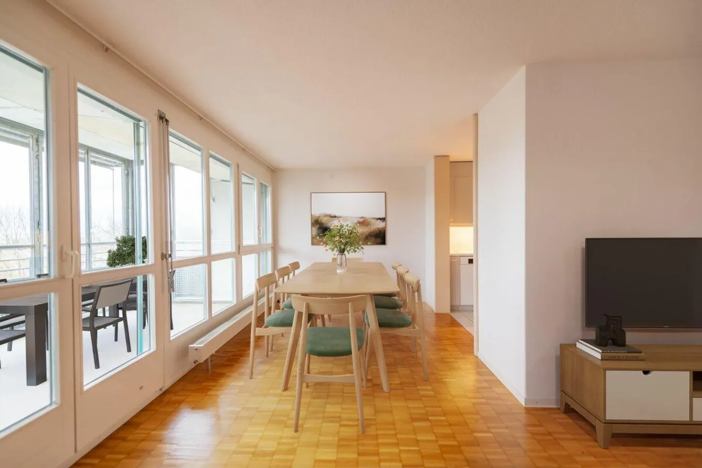 Charming 2.5-room apartment with cozy veranda - Photo 3 of 16