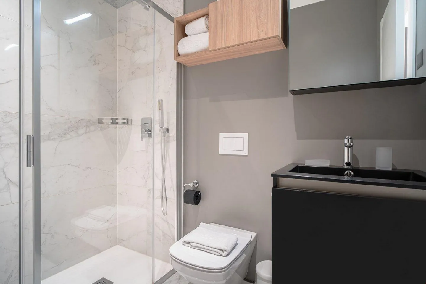 Centrally Located Apartment - Photo 5 of 11