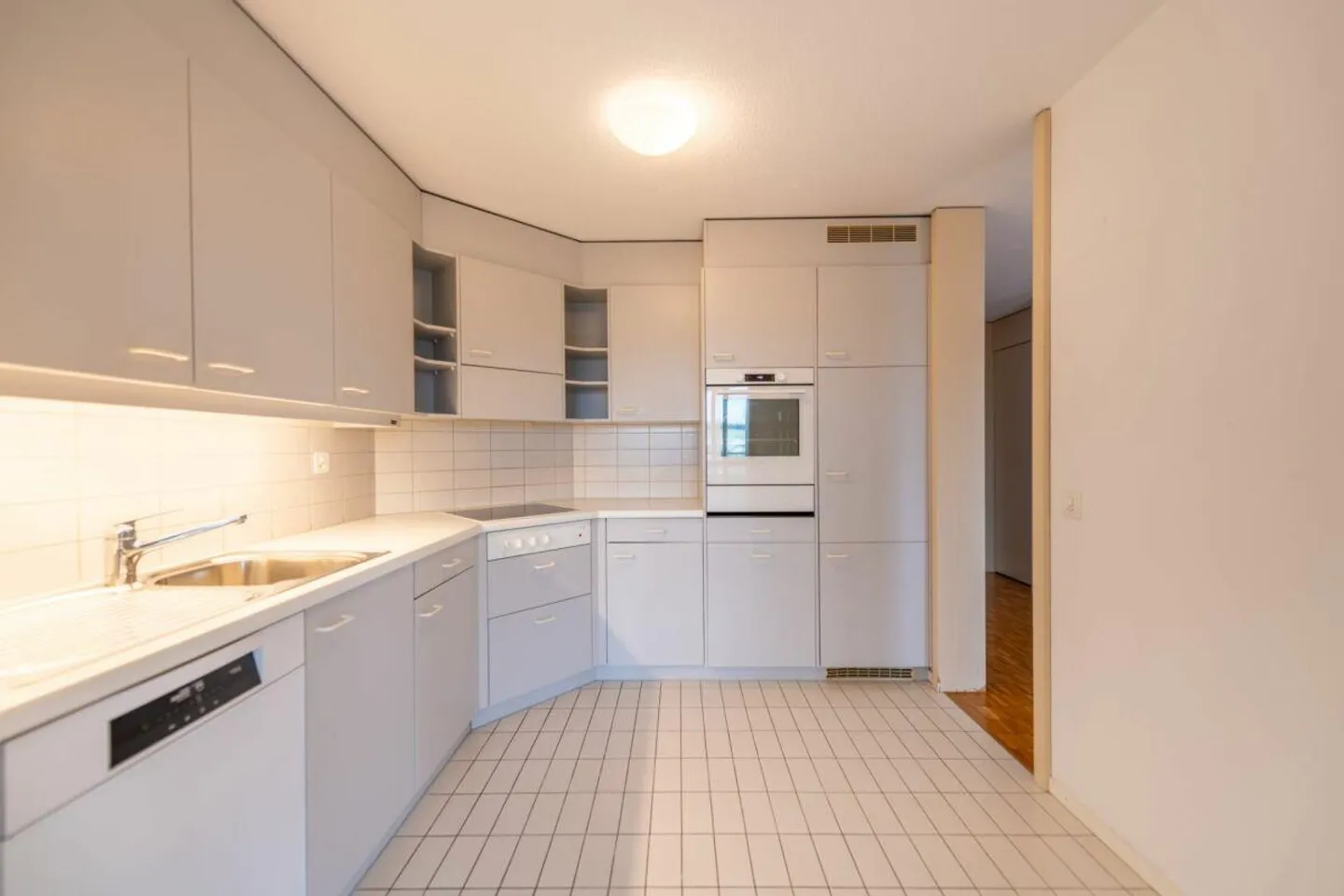 Charming 2.5-room apartment with cozy veranda - Photo 4 of 16