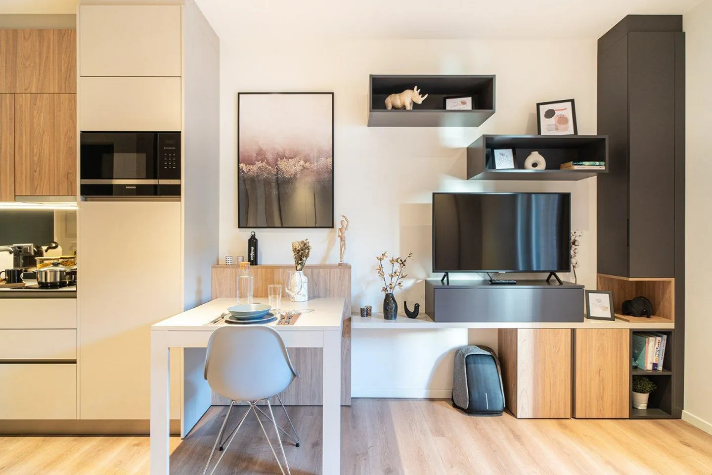 Centrally Located Apartment - Photo 9 of 11