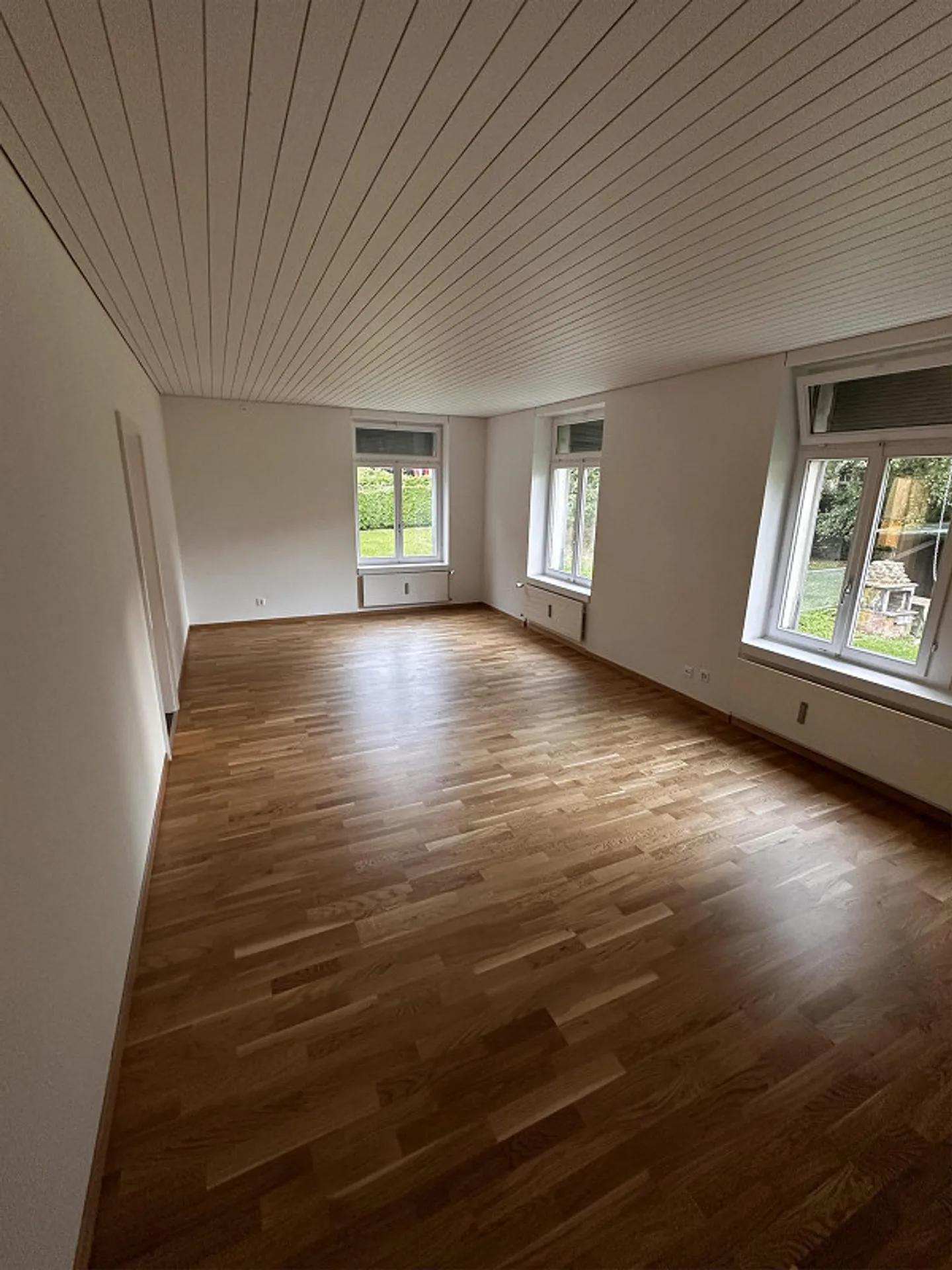 Appartement 4 pièces fraîchement rénové - Photo 2 sur 3