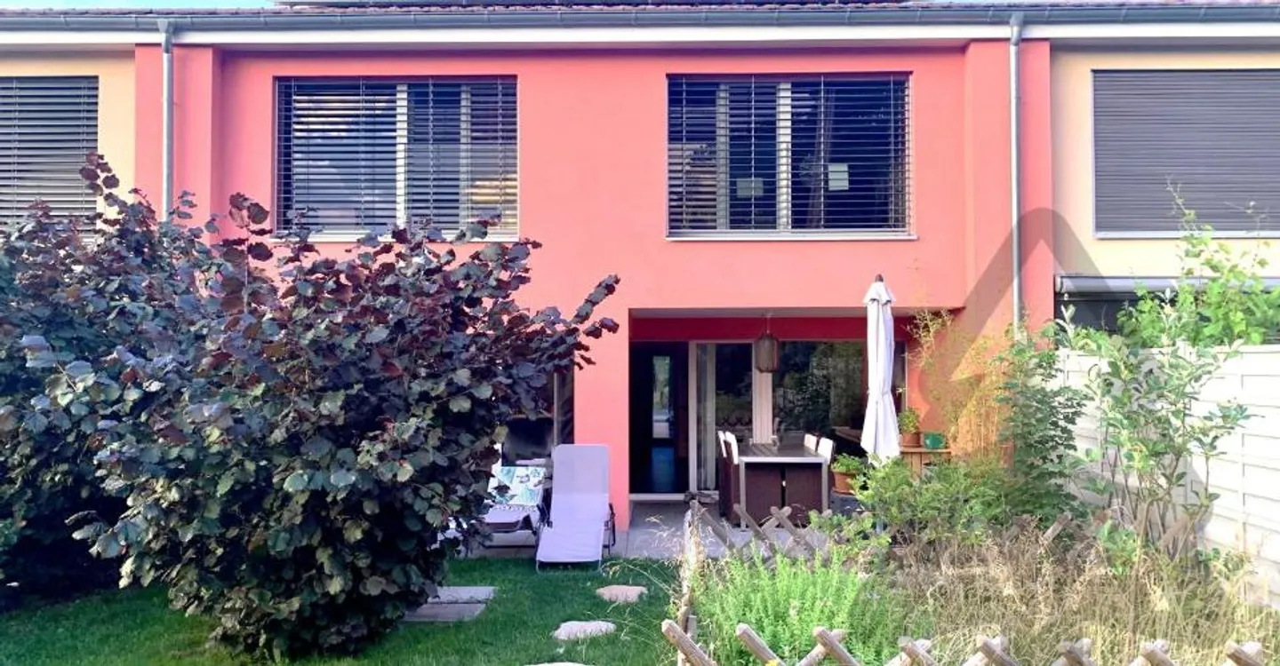 Cudrefin (nur einen Steinwurf vom See entfernt), sehr schöne Doppelhaushälfte mit 5,5 Zimmern und Garten - Foto 2 von 18