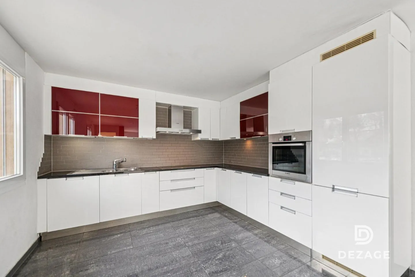 Spacious Apartment with Balcony - Photo 2 of 13