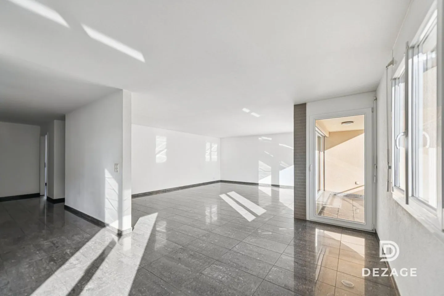 Spacious Apartment with Balcony - Photo 5 of 13