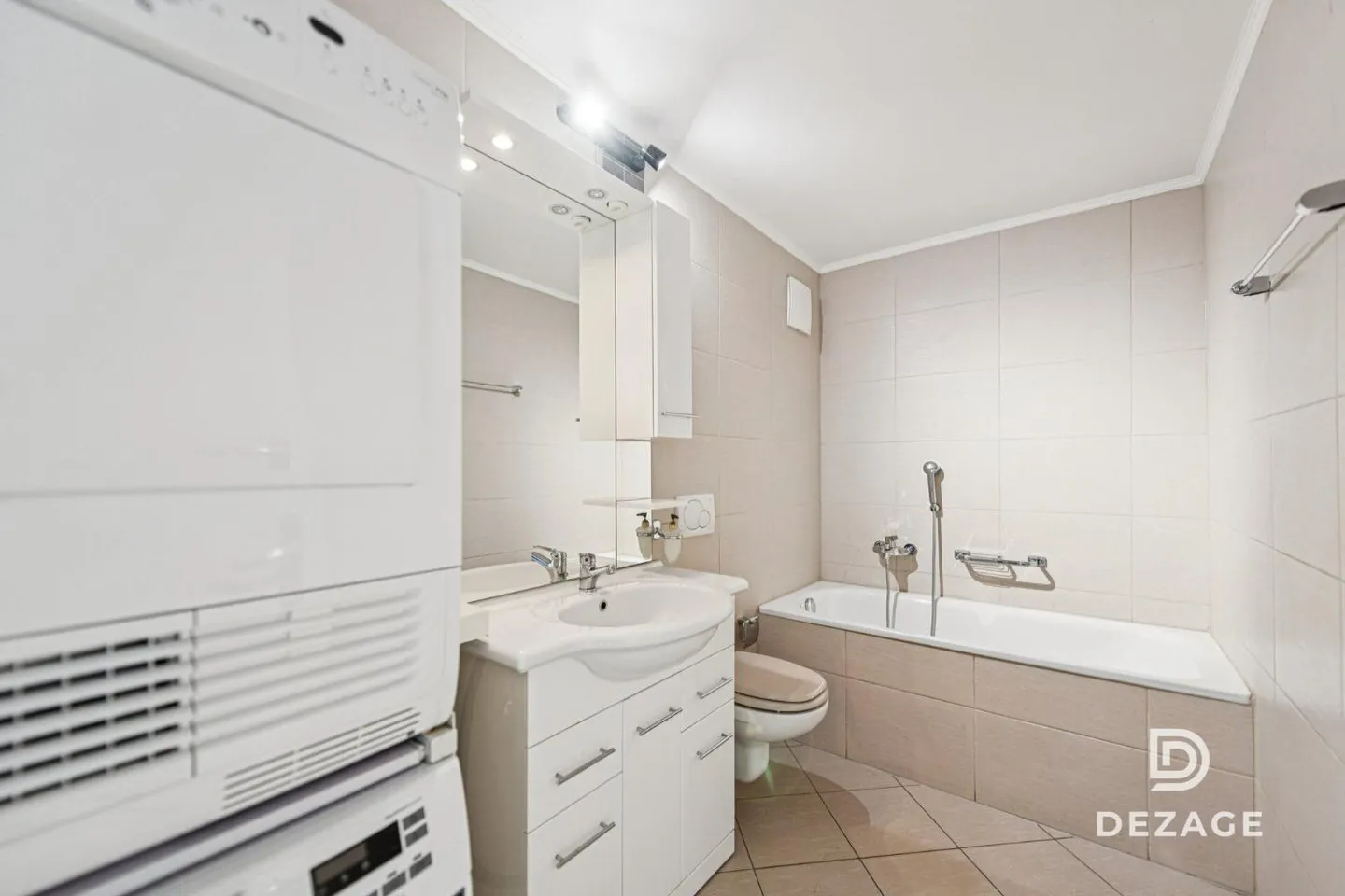 Spacious Apartment with Balcony - Photo 7 of 13