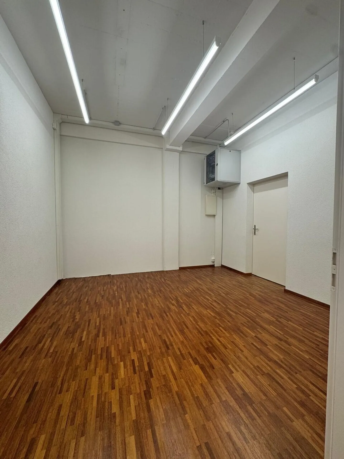 Geräumiges Büro mit Balkon - Foto 10 von 11