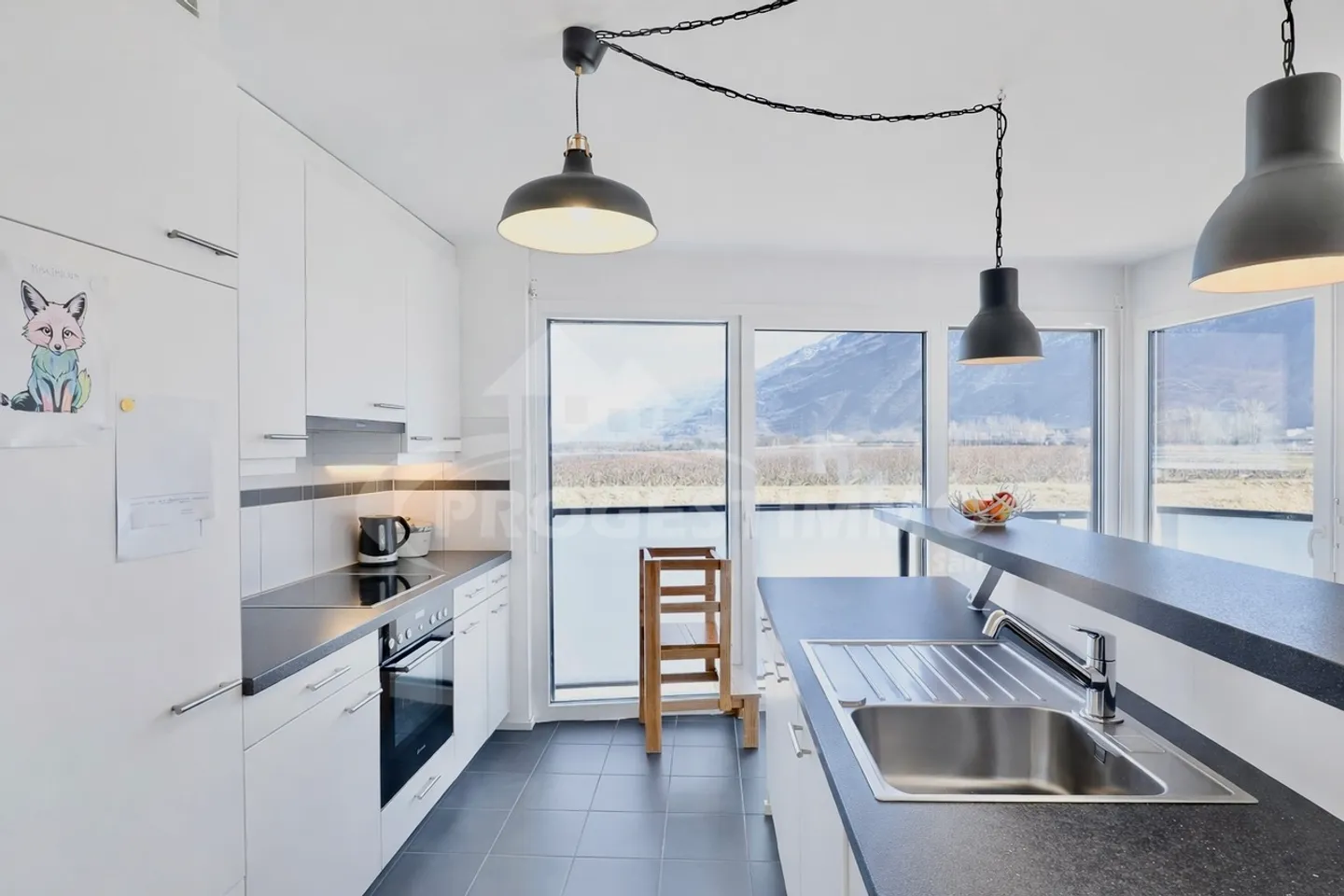 UNGEWÖHNLICHE 4.5-ZIMMER-WOHNUNG IN EINER FRIEDLICHEN UMGEBUNG - Foto 2 von 9