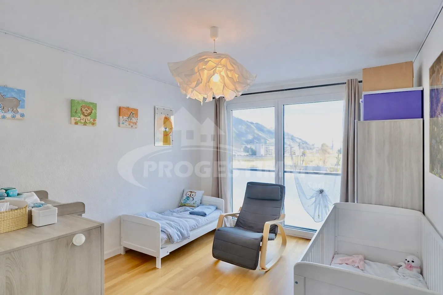 UNGEWÖHNLICHE 4.5-ZIMMER-WOHNUNG IN EINER FRIEDLICHEN UMGEBUNG - Foto 3 von 9