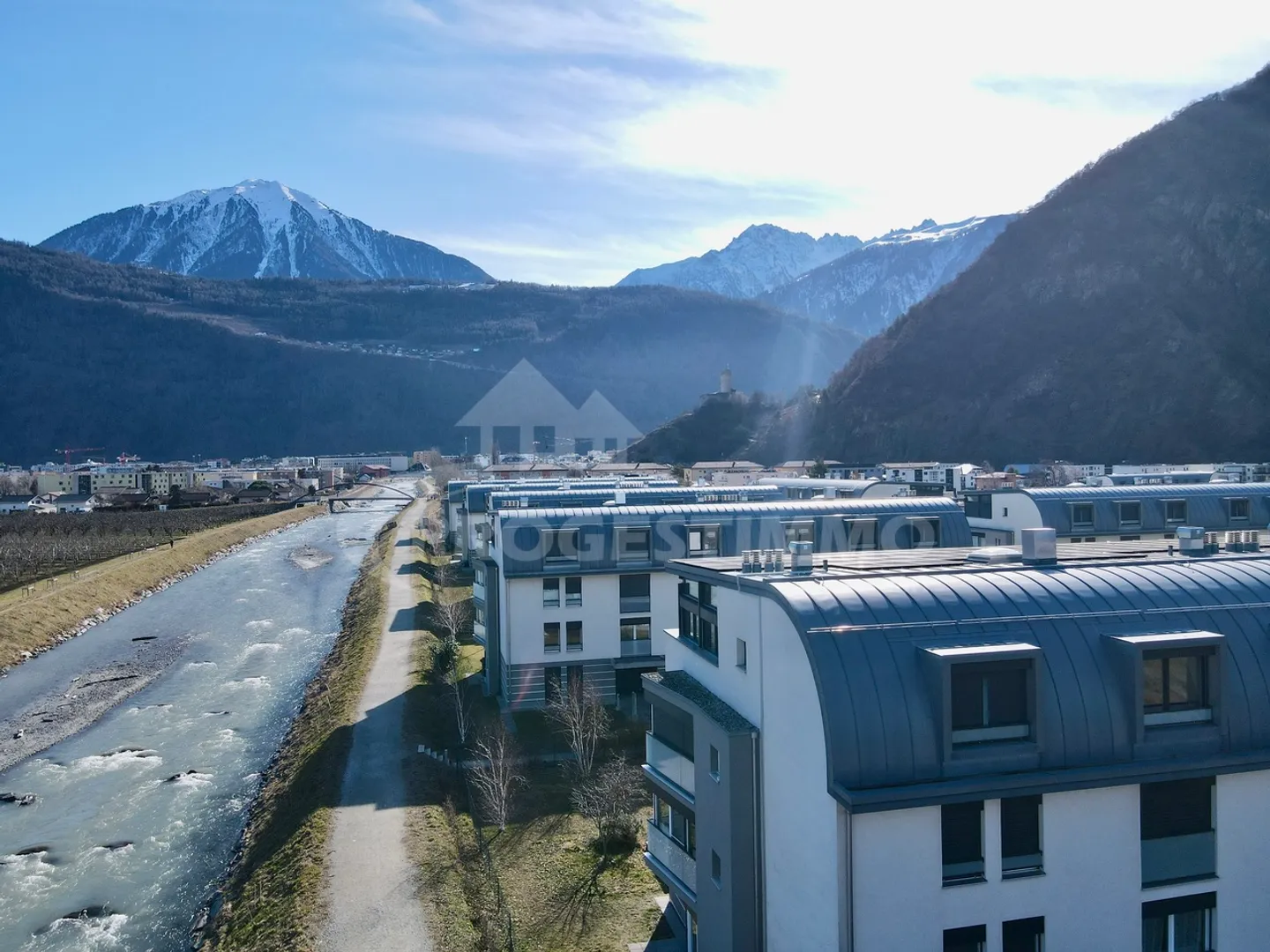 UNGEWÖHNLICHE 4.5-ZIMMER-WOHNUNG IN EINER FRIEDLICHEN UMGEBUNG - Foto 9 von 9