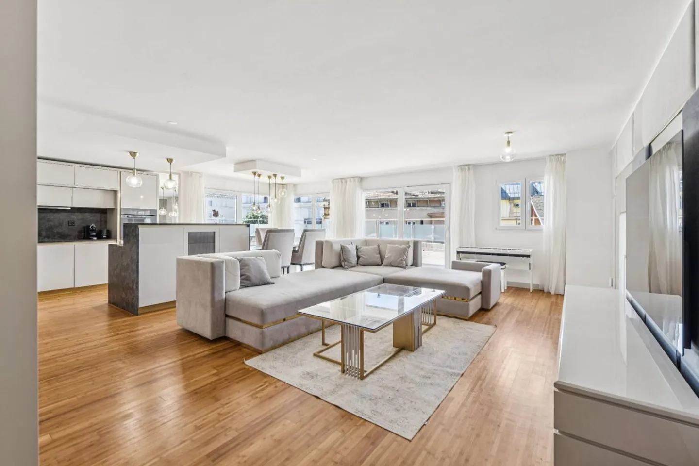 Geräumige Erdgeschosswohnung mit 4,5 Zimmern, in unmittelbarer Nähe zum Zentrum - Foto 1 von 2