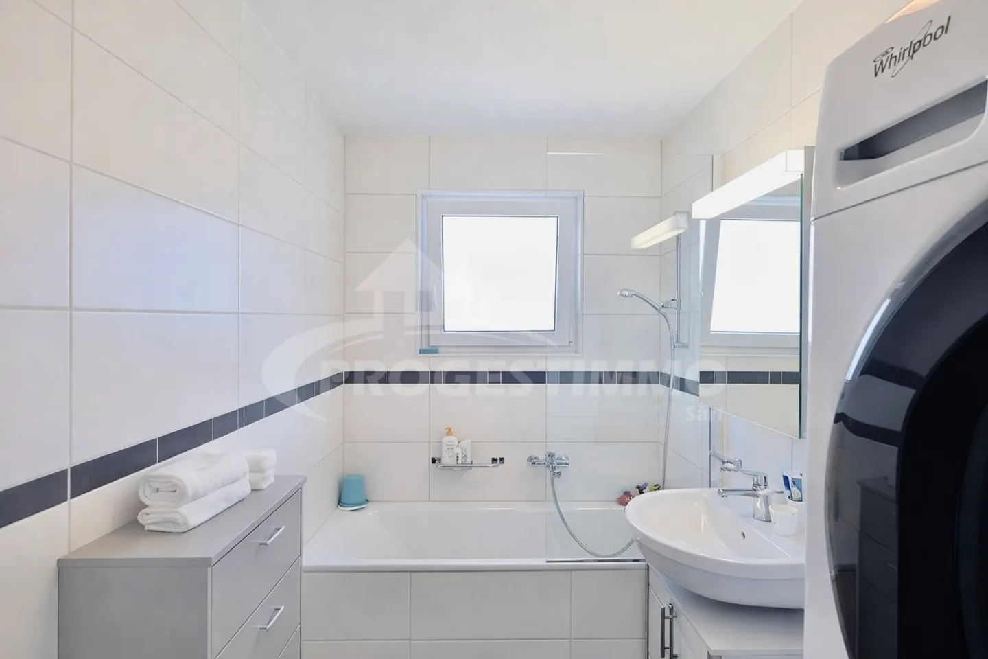 UNGEWÖHNLICHE 4.5-ZIMMER-WOHNUNG IN EINER FRIEDLICHEN UMGEBUNG - Foto 7 von 9