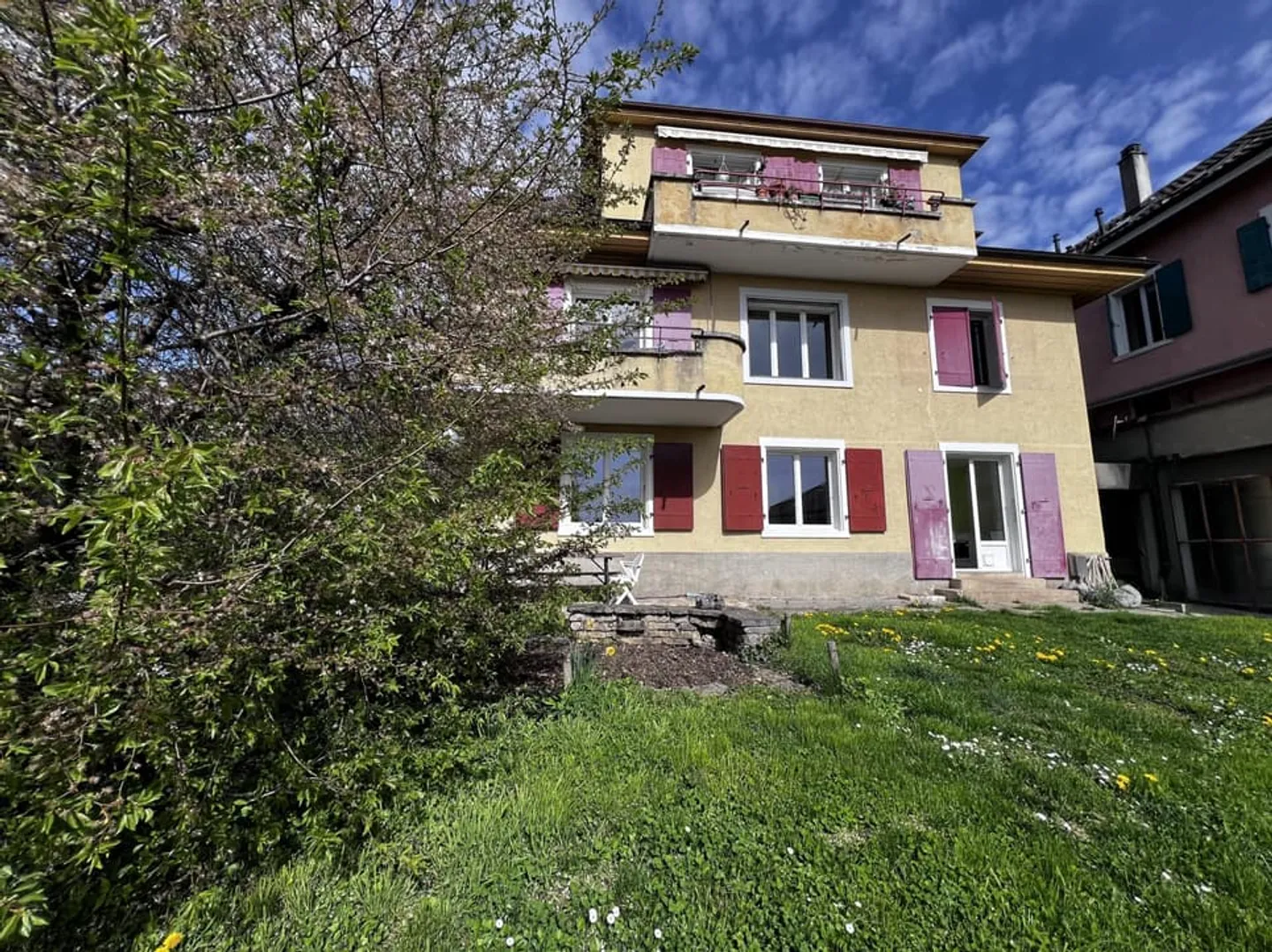 Light-filled garden-level apartment with stunning views of the lake and the Alps - Photo 1 of 11