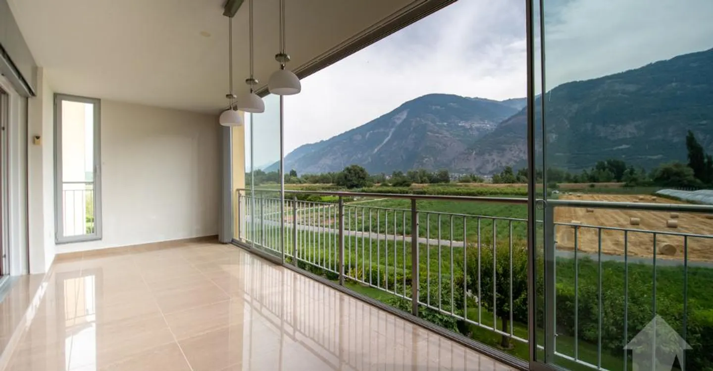 Spacious crossing apartment in the Bains de Saillon - Photo 2 of 11