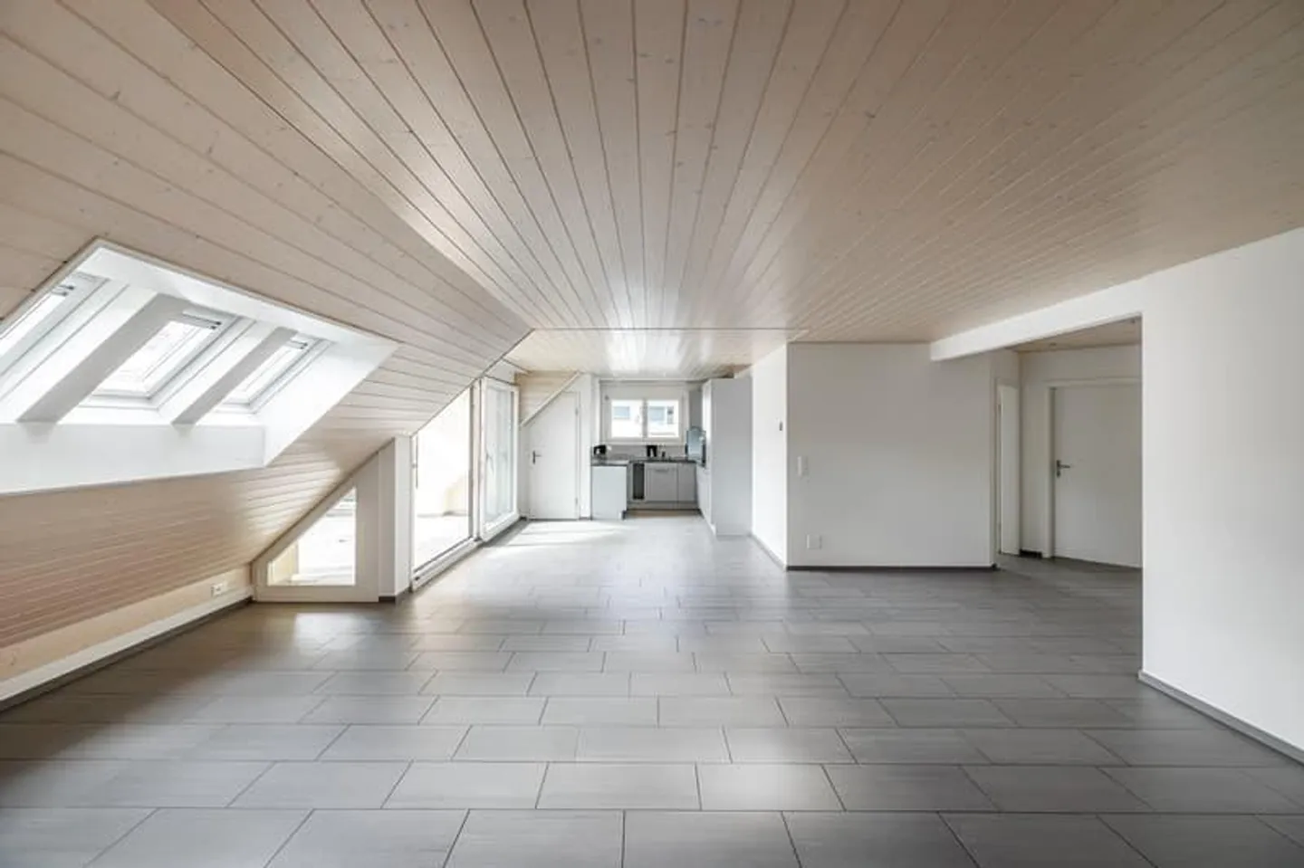 3.5 room apartment with large attic - Photo 2 of 9