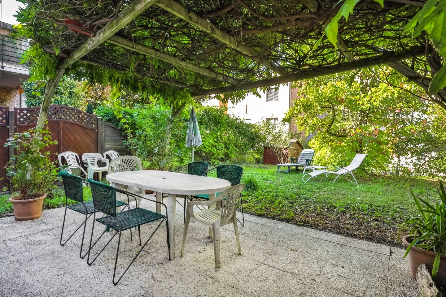 In vendita - Appartamento su 2 livelli di 5 locali con giardino a Thônex - Foto 1 di 11