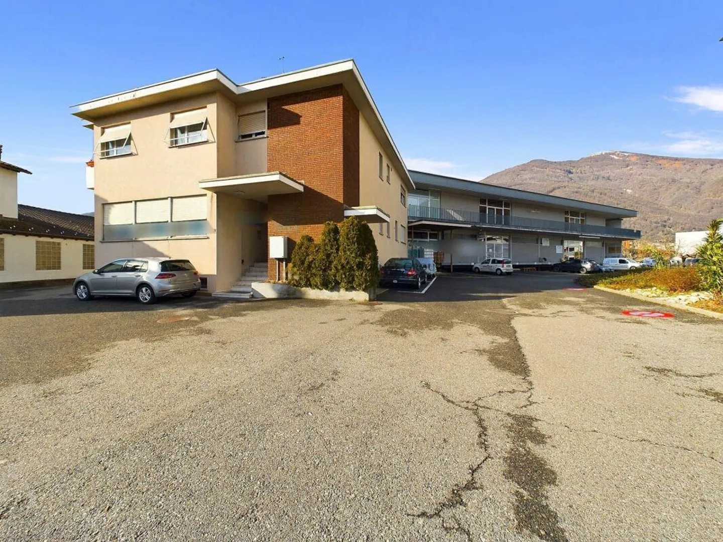 Proprietà residenziale e commerciale a Lamone - Punto forte di investimento in posizione ottimale! - Foto 4 di 8