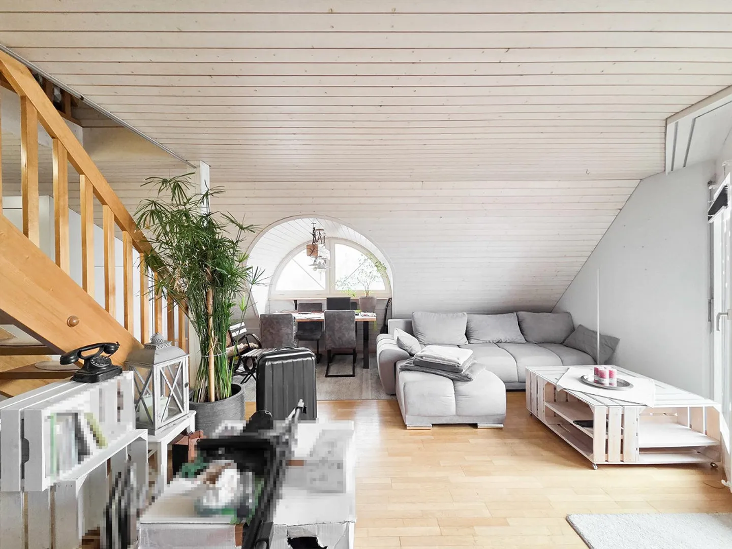 Ampio appartamento di 3,5 stanze con vista idilliaca - Foto 3 di 16