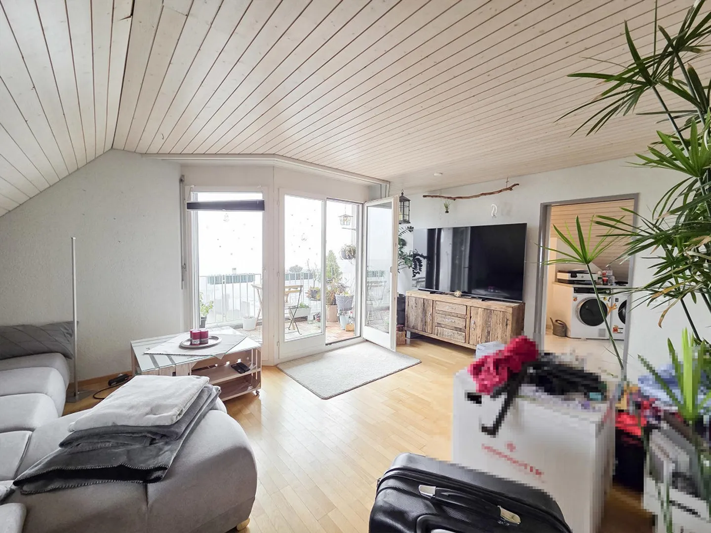 Ampio appartamento di 3,5 stanze con vista idilliaca - Foto 2 di 16