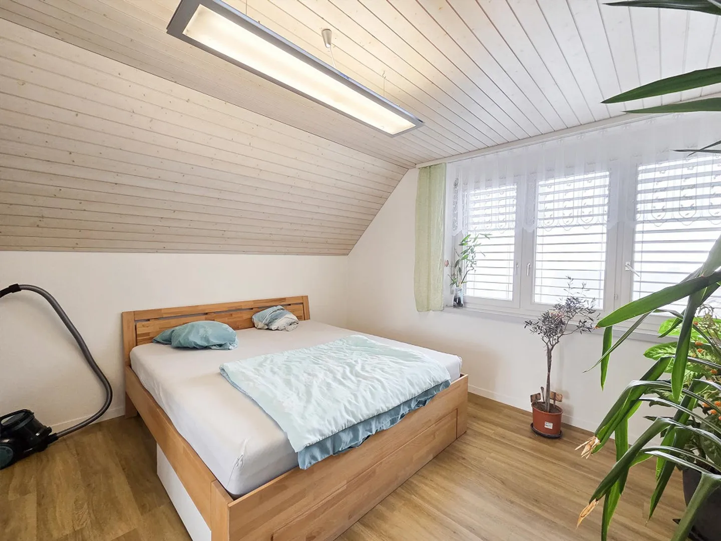 Ampio appartamento di 3,5 stanze con vista idilliaca - Foto 7 di 16