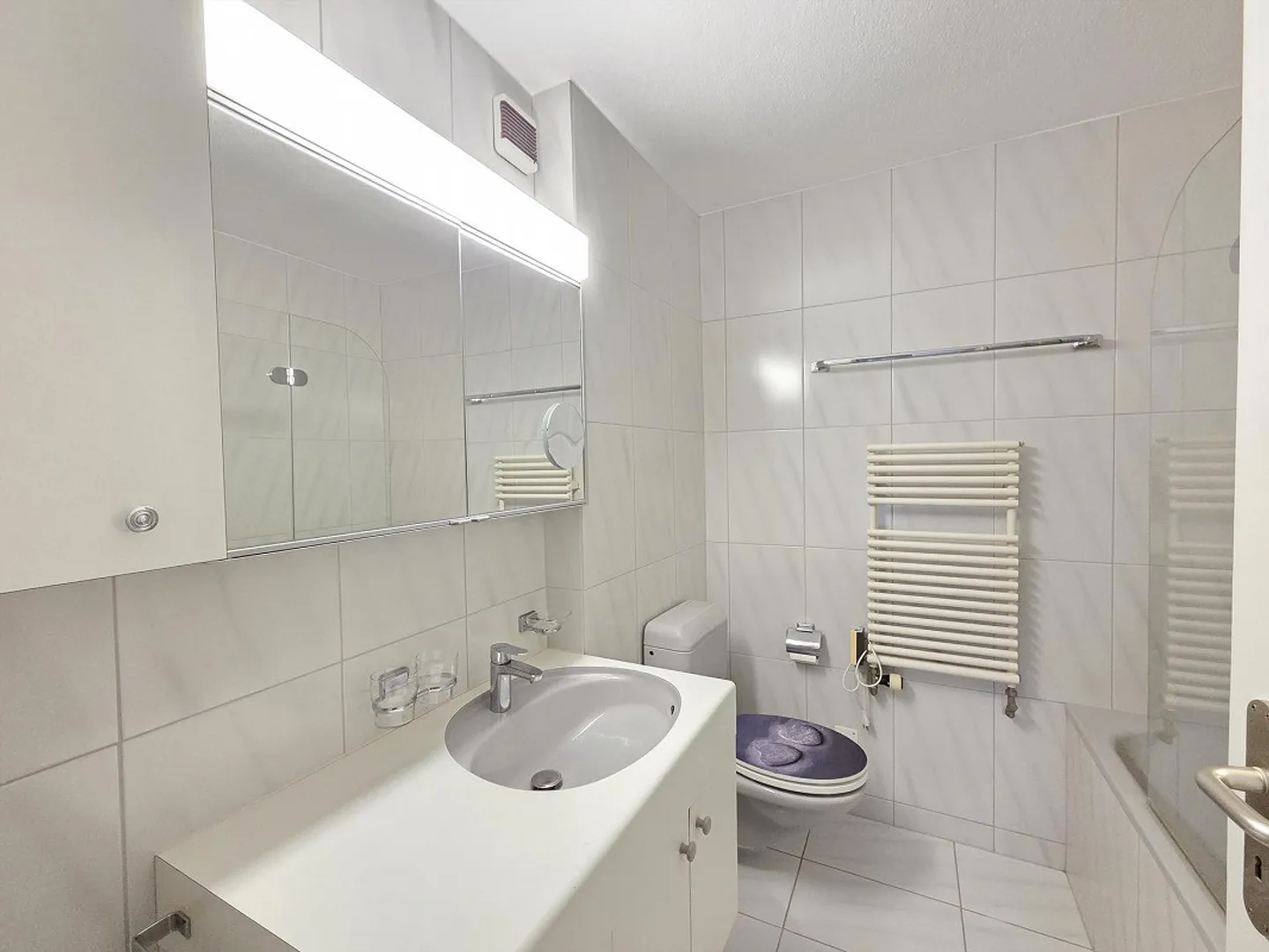 Ampio appartamento di 3,5 stanze con vista idilliaca - Foto 13 di 16