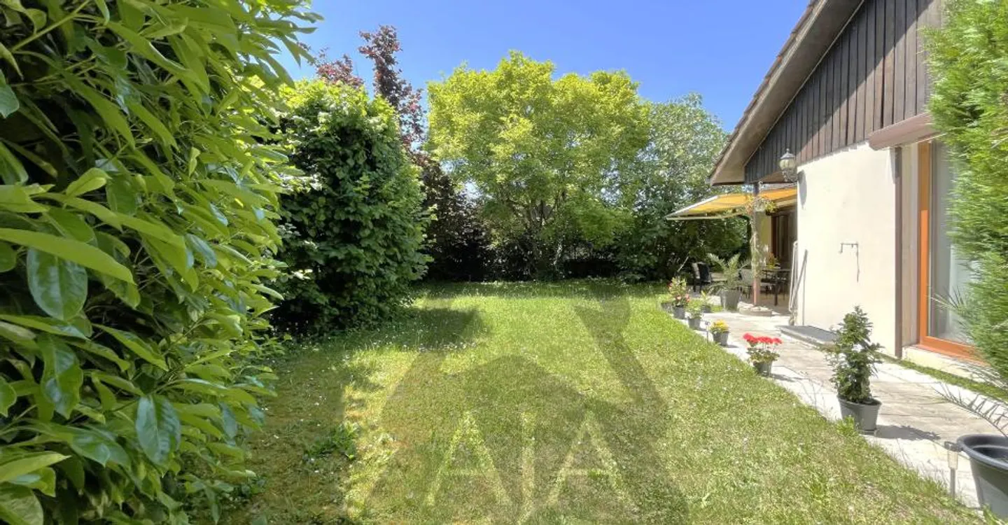 RESERVED!!! Marin-Epagnier (Municipality of Latena, just steps from the Lake), very beautiful individual villa of 5.5 rooms (~ m2 living space) with garden, individual garage, parking spaces and outbuildings - Photo 3 of 15