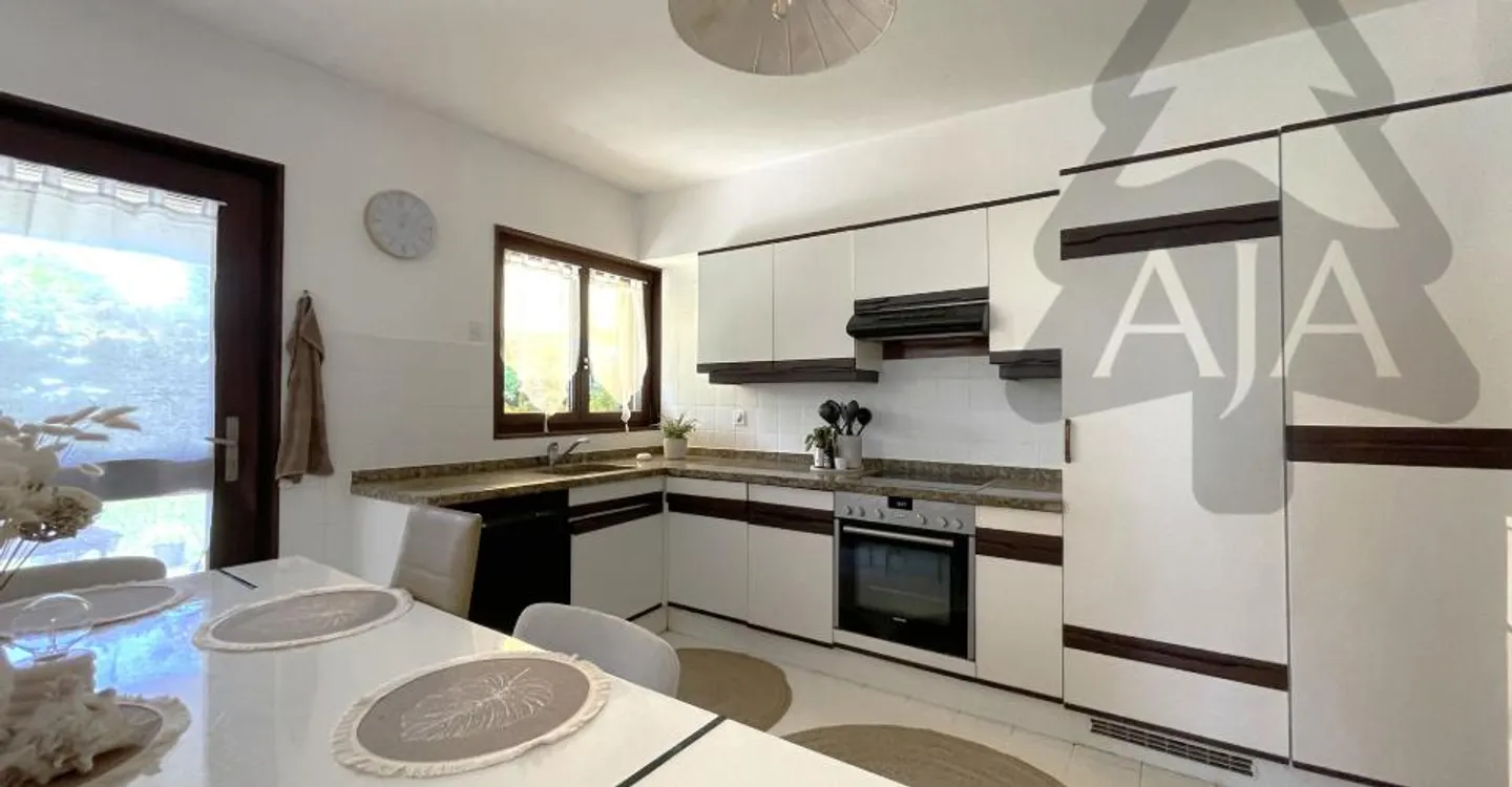 RESERVED!!! Marin-Epagnier (Municipality of Latena, just steps from the Lake), very beautiful individual villa of 5.5 rooms (~ m2 living space) with garden, individual garage, parking spaces and outbuildings - Photo 6 of 15