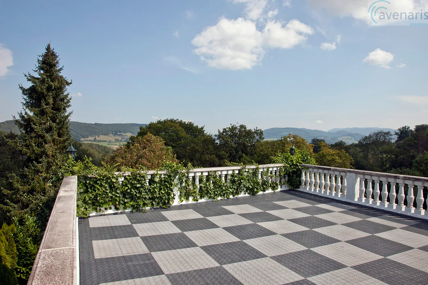 Proprietà unica con vista panoramica e piscina interna riscaldata - Foto 8 di 16