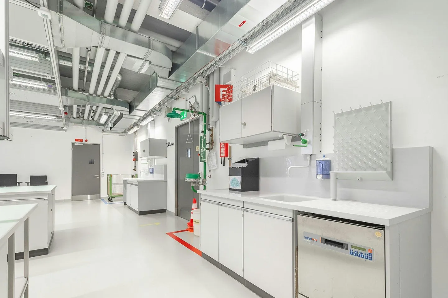 First-class laboratories with BSL1 and BSL2 standards at the Horgen Labs Campus - Photo 3 of 13
