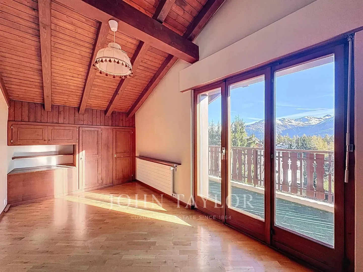 Chalet with a View and Great Potential - Crans-Montana - Photo 10 of 13