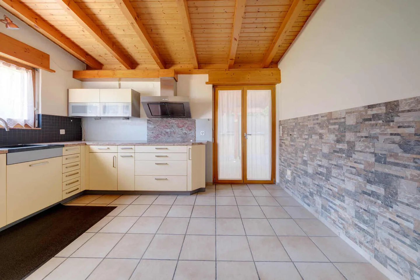 Charming Detached Family Home - Photo 4 of 12
